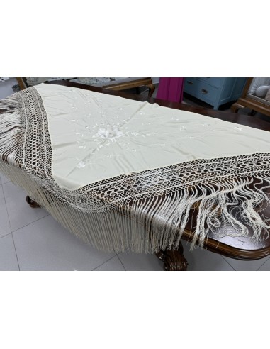 Mantón de Tres Picos Beige grande bordado en beige. 1,90 cm x 0,90 cm