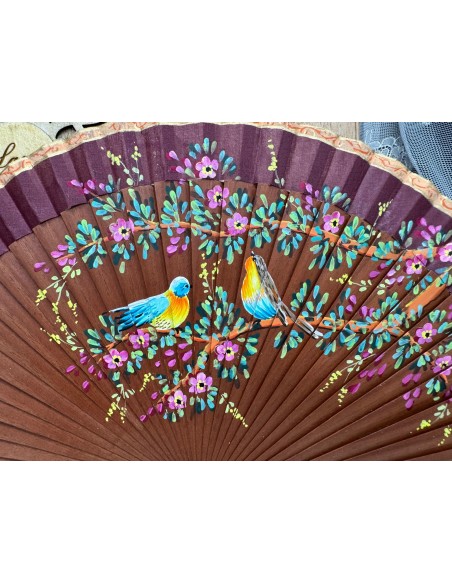 ABANICO DE MADERA PINTADO CON PAÍS DE TELA BERENJENA PINTADO A MANO. 20 CM.  REF: 9110V