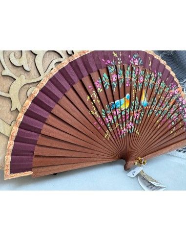 ABANICO DE MADERA PINTADO CON PAÍS DE TELA BERENJENA PINTADO A MANO. 20 CM.  REF: 9110V
