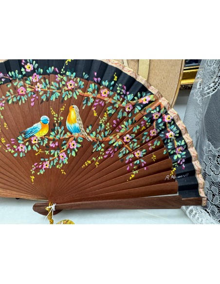 ABANICO DE MADERA CON PAÍS DE TELA NEGRO PINTADO A MANO. 20CM. REF: 9110V