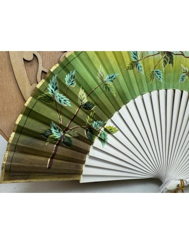 ABANICO DE MADERA BLANCO CON PAÍS DE TELA PINTADO A MANO, EN TONOS VERDES . 23CM. REF: 9151V