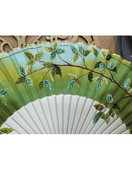 ABANICO DE MADERA BLANCO CON PAÍS DE TELA PINTADO A MANO, EN TONOS VERDES . 23CM. REF: 9151V