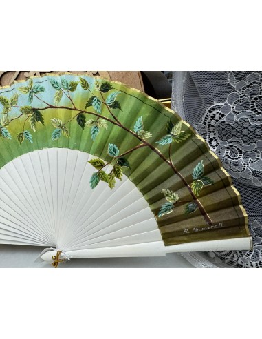 ABANICO DE MADERA BLANCO CON PAÍS DE TELA PINTADO A MANO, EN TONOS VERDES . 23CM. REF: 9151V