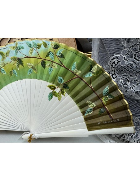 ABANICO DE MADERA BLANCO CON PAÍS DE TELA PINTADO A MANO, EN TONOS VERDES . 23CM. REF: 9151V