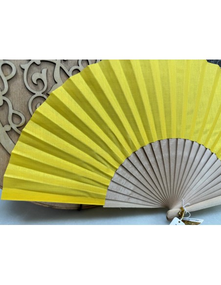 ABANICO DE MADERA NATURAL CON PAÍS LISO AMARILLO. 23CM. REF: 7089/0