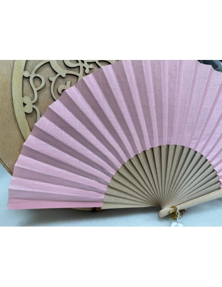 ABANICO DE MADERA NATURAL CON PAÍS DE TELA ROSA BEBÉ. 23CM. REF: 7089/0