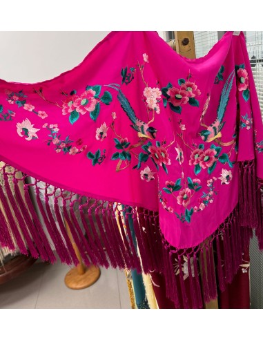 PICO DE FERIA FUCSIA BORDADO EN TONOS AZULES Y ROSAS. 1,40 X 0,50 MÁS 0,20 CM DE ENREJADO Y FLECO.