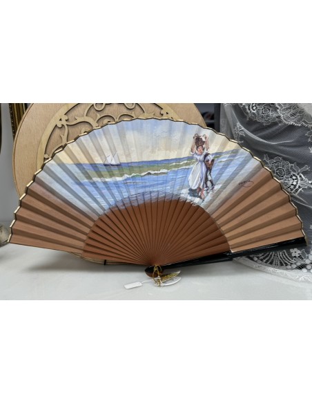 ABANICO PINTADO ARTESANO MUJER EN LA PLAYA 26 CM