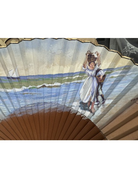 ABANICO PINTADO ARTESANO MUJER EN LA PLAYA 26 CM