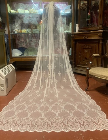 MANTILLA DE CHANTILLY MODELO 315 marfil .Medida 3mx 3,60m