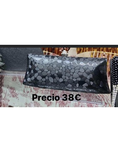 Clutch negro metálico con cierre plateado zirconitas