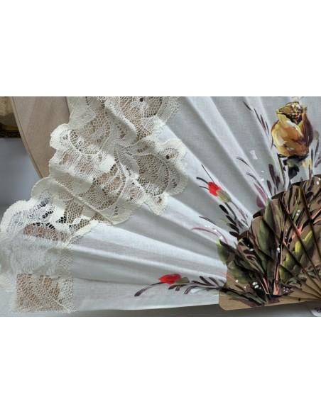 Abanico de madera pintado a mano  con blonda , artesanal Ref 9453