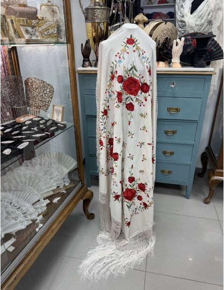 MANTÓN DE MANILA BLANCO BORDADO EN TONOS INTENSOS 1,20 cm x 1,20 cm más 50 cm enrejado y fleco.